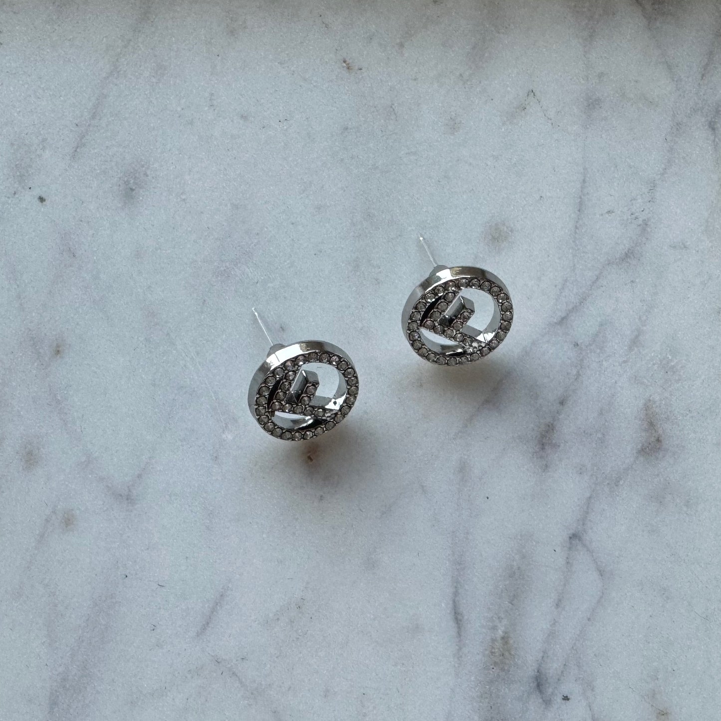 Fenny round studs